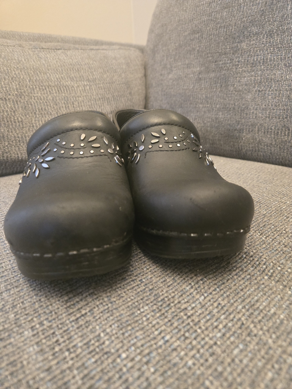Dansko Black Oiled Metal Floral Patricia Professional Stapled Clogs Size 39 - Picture 3 of 10